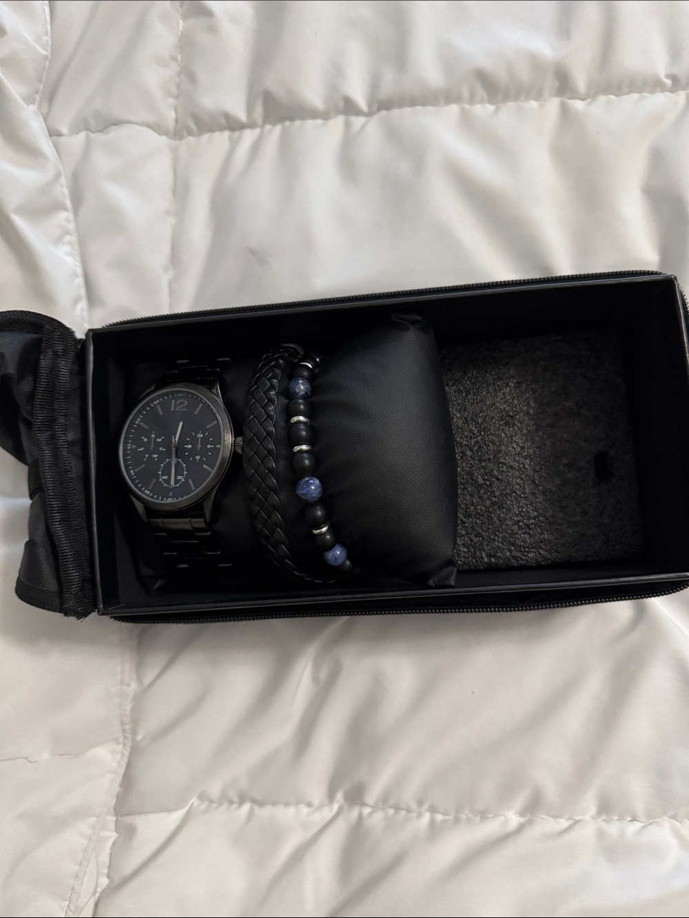 Men’s watch with bracelets and bag